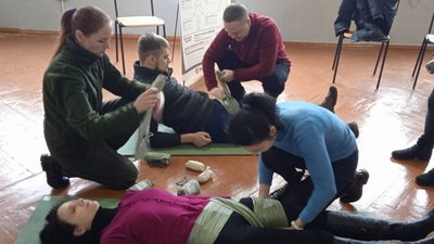У волонтерському центрі тактичної медицини "Колесо" у Кривому Розі навчають послідовності дій, для порятунку життя людей У волонтерському центрі тактичної медицини "Колесо" у Кривому Розі навчають послідовності дій, для порятунку життя людей