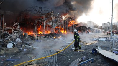 Обстріли Харкова: пів сотні рятувальників гасять пожежу на ринку Обстріли Харкова: пів сотні рятувальників гасять пожежу на ринку