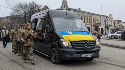 "Живим коридором" в останню путь провели захисника з Черкащини