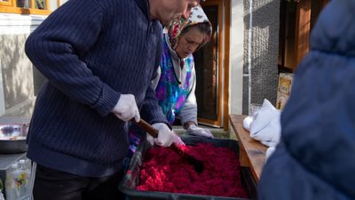 Голубці, запіканки та подарунки від дітей: на Буковині відправили їжу для військових на Сході Голубці, запіканки та подарунки від дітей: на Буковині відправили їжу для військових на Сході