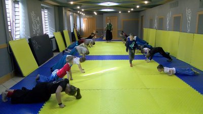 У Луцьку діти-козаки ні на день не зупиняли тренування з бойових мистецтв У Луцьку діти-козаки ні на день не зупиняли тренування з бойових мистецтв