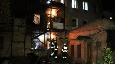 У Дніпрі рятувальники винесли із задимленого будинку трьох дітей