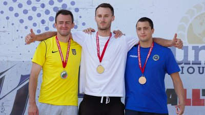 Зліва направо — українець Богдан Колмаков, чех Ярослав Хум та італієць Андреа Консоліні, Кубок світу з паркуру, Болгарія, 8-10 вересня 2023 року Зліва направо — українець Богдан Колмаков, чех Ярослав Хум та італієць Андреа Консоліні, Кубок світу з паркуру, Болгарія, 8-10 вересня 2023 року