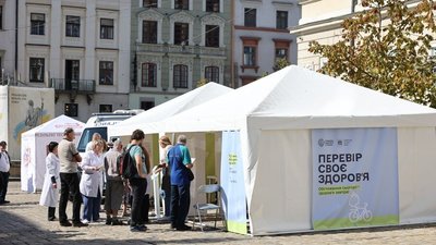 Намети з написом "Перевір своє здоров’я" на площі Ринок