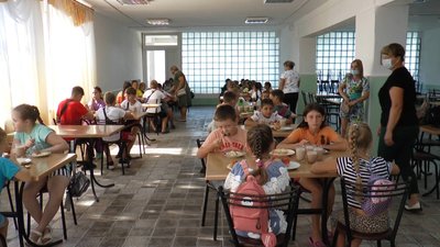 У таборах передбачене дворазове харчування, а дозвілля дітей організовуватимуть вчителі У таборах передбачене дворазове харчування, а дозвілля дітей організовуватимуть вчителі