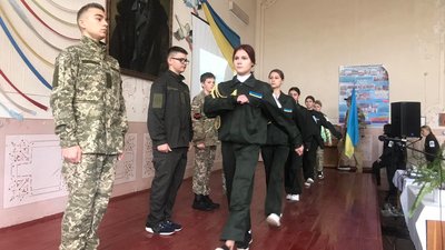 На Тернопільщині вчителька з Краматорська викладає військову підготовку На Тернопільщині вчителька з Краматорська викладає військову підготовку