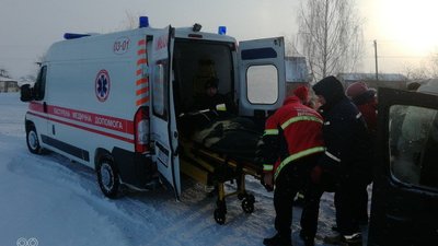 Швидка застрягла: на Волині жінку з підозрою на інфаркт везли рятувальники