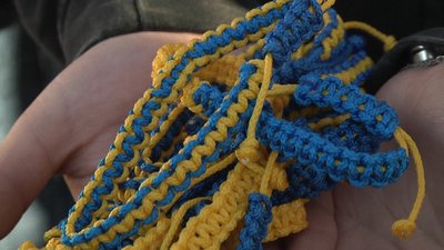 У Житомирі учні ліцею №24 передали автомобіль на фронт своєму вчителю історії У Житомирі учні ліцею №24 передали автомобіль на фронт своєму вчителю історії