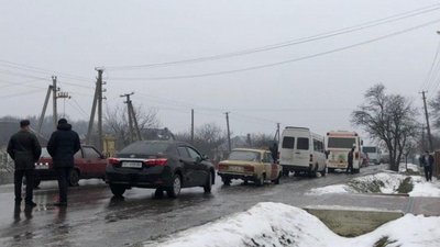 На Прикарпатті транспорт по 2 години стояв у заторах через обледеніння дороги