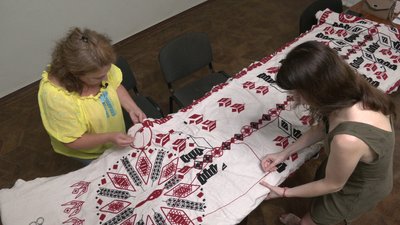 "Дерево життя". На Харківщині майстрині спільно вишивають майже 9-метровий рушник "Дерево життя". На Харківщині майстрині спільно вишивають майже 9-метровий рушник