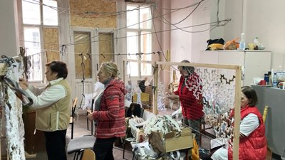 Волонтерка, яка народилася під час Другої світової, плете у Харкові маскувальні сітки на фронт Волонтерка, яка народилася під час Другої світової, плете у Харкові маскувальні сітки на фронт