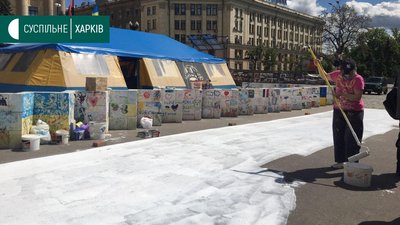 День вишиванки у Харкові: на площі Свободи малюють візерунок День вишиванки у Харкові: на площі Свободи малюють візерунок