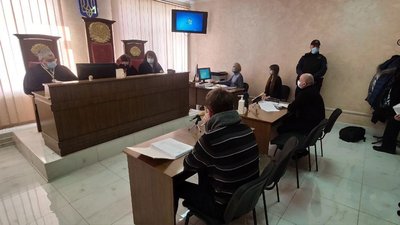 300 працівників Тернопільської районної лікарні пікетували біля господарського суду