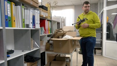 Черкаські волонтери відновлюють "поранені" на фронті дрони Черкаські волонтери відновлюють "поранені" на фронті дрони