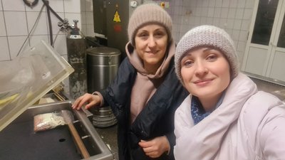 У Коломиї на Франківщині волонтери виготовляють сухі борщі для українських воїнів У Коломиї на Франківщині волонтери виготовляють сухі борщі для українських воїнів