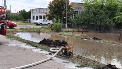 На Херсонщині продовжують ліквідовувати наслідки негоди у підтопленому селі