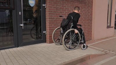 Доступність Ужгорода: як пересуваються вулицями міста на кріслі колісному Доступність Ужгорода: як пересуваються вулицями міста на кріслі колісному