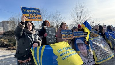 Люди під час хвилини мовчання у Миколаєві