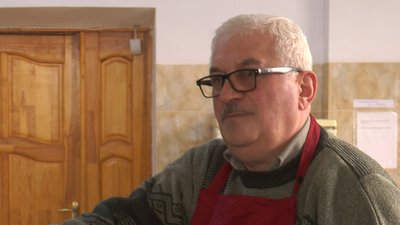 "Готуємо для наших хлопців із любов’ю". Як у Калуші варять борщ для українських бійців на передову "Готуємо для наших хлопців із любов’ю". Як у Калуші варять борщ для українських бійців на передову