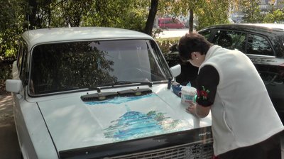 Яна Непомняща розмальовує автомобіль Яна Непомняща розмальовує автомобіль