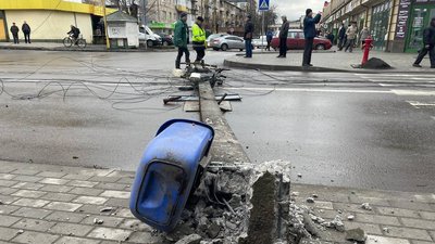 В Ужгороді на дорогу впали кілька електричних стовпів