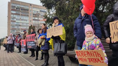 У Черкасах відбулася акція на підтримку військовополонених У Черкасах відбулася акція на підтримку військовополонених