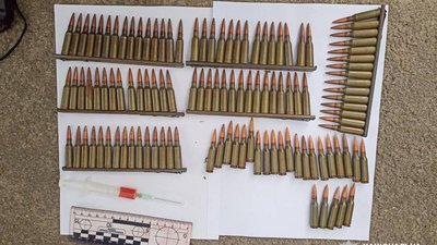 На Черкащині жінка носила в сумочці понад 100 набоїв На Черкащині жінка носила в сумочці понад 100 набоїв