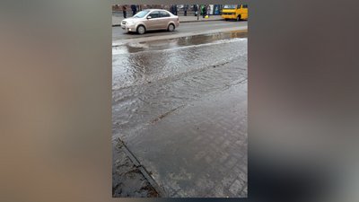 Аварія на водогоні – у Житомирі через порив труби затопило водою перехрестя Київської та Хлібної Аварія на водогоні – у Житомирі через порив труби затопило водою перехрестя Київської та Хлібної