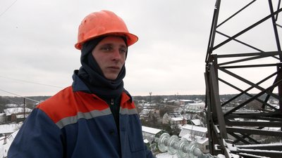 Під обстрілами, в холод і снігопад: як працюють електрики Чернігівщини Під обстрілами, в холод і снігопад: як працюють електрики Чернігівщини