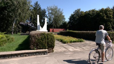 Пам'ятник затулили Пам'ятник затулили