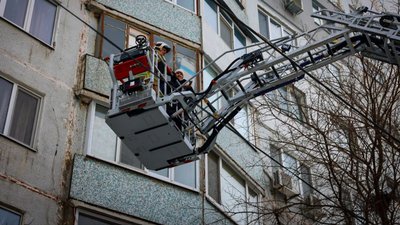 Рятувальники під час пожежі в багатоповерхівці у Харкові рятують людей Рятувальники під час пожежі в багатоповерхівці у Харкові рятують людей