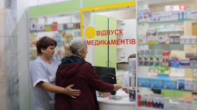 Пацієнтка біля аптечного прилавка