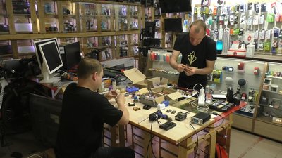 У Запоріжжі волонтери виготовляють для бійців павербанки з електронних цигарок