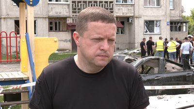 З пошкодженої внаслідок атаки РФ дев'ятиповерхівки у Луцьку мешканці виносять цінні речі — Іван Рудницький З пошкодженої внаслідок атаки РФ дев'ятиповерхівки у Луцьку мешканці виносять цінні речі — Іван Рудницький