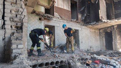Роботи на місці удару по житловому будинку в Салтівському районі Харкова Роботи на місці удару по житловому будинку в Салтівському районі Харкова