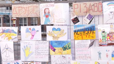 "Друге Різдво без свята — у полоні тато". У Франківську представили виставку малюнків дітей оборонців Маріуполя "Друге Різдво без свята — у полоні тато". У Франківську представили виставку малюнків дітей оборонців Маріуполя