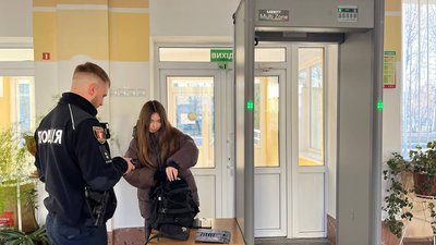 Cтаршокласників та відвідувачів шкіл у Луцьку перевіряють металодетекторами