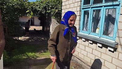 100-літня волинянка показала шлюбну сукню, яку зберігає 83 роки 100-літня волинянка показала шлюбну сукню, яку зберігає 83 роки