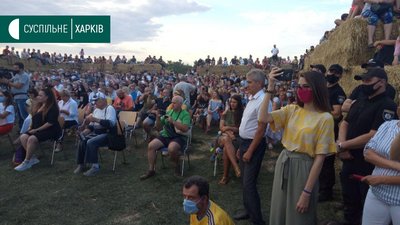 Попурі для хліборобів: у полі на Харківщині виступив симфонічний оркестр