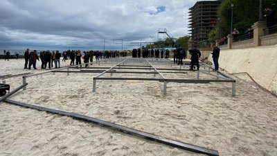 На пляжі "Золотий берег" в Одесі знову демонтували будівельні конструкції На пляжі "Золотий берег" в Одесі знову демонтували будівельні конструкції