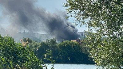 Дим від пожежі в гаражі біля Журавлівського гідропарку