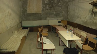 Єдине укриття в одній зі шкіл громади вміщає менше пів сотні людей. Єдине укриття в одній зі шкіл громади вміщає менше пів сотні людей.