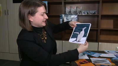 Анастасія Глотова показує листівку Анастасія Глотова показує листівку