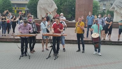 В Івано-Франківську підприємці протестують проти посилення карантину (оновлено) В Івано-Франківську підприємці протестують проти посилення карантину (оновлено)