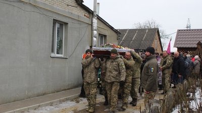 У Краснопіллі на Сумщині поховали військового Євгена Білоковаленка У Краснопіллі на Сумщині поховали військового Євгена Білоковаленка