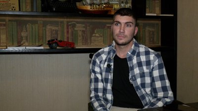 В Івано-Франківську оборонець Бахмута Олексій Каптур під час реабілітації навчає людей фінансової грамотності