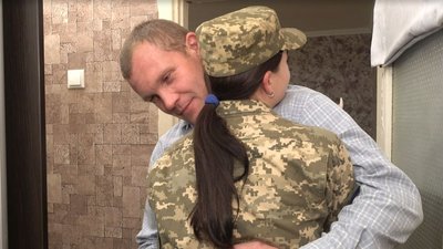 Дитина обіймає тата Дитина обіймає тата