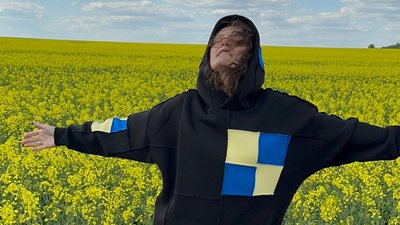 "Сміття існує тільки в голові. Все інше – то ресурс". Харків’янка зі "сміття" шиє дизайнерські худі у Хмельницькому "Сміття існує тільки в голові. Все інше – то ресурс". Харків’янка зі "сміття" шиє дизайнерські худі у Хмельницькому
