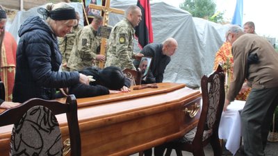 На Тернопільщині попрощалися з бійцем Богданом Жуком На Тернопільщині попрощалися з бійцем Богданом Жуком