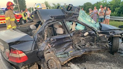 Біля Рівного зіткнулись вантажівка й легковик. Пасажирка BMW загинула Біля Рівного зіткнулись вантажівка й легковик. Пасажирка BMW загинула
